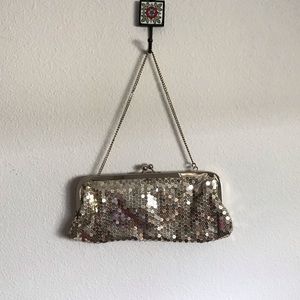 ANN TAYLOR LOFT || GOLD SEQUINED CLUTCH✨